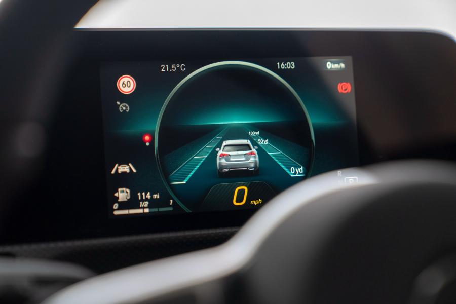 Панель приборов Mercedes-Benz A200 Sport (W177) 2018 года  (UK) (фото 23 из 40)